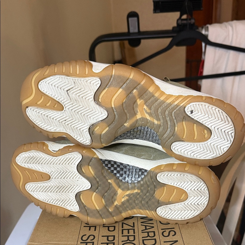 Jordan 11 Retro Olive Lux - Picture 7 of 9